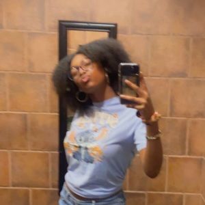Meet your Posher, Nia
